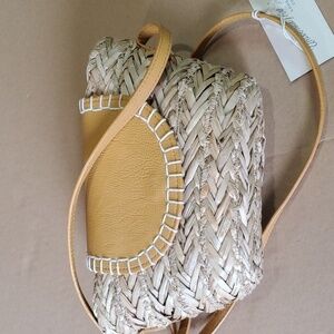 Universal Thread NWT  crossbody straw purse 7 X 11